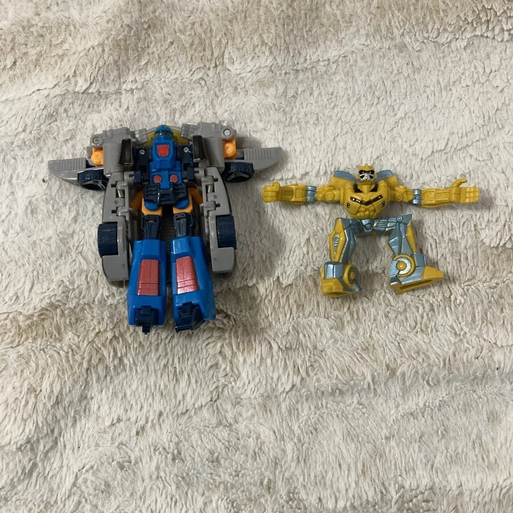 Hasbro Transformers Armada Blurr (No Accessories) &‎ a Posed Bumblebee